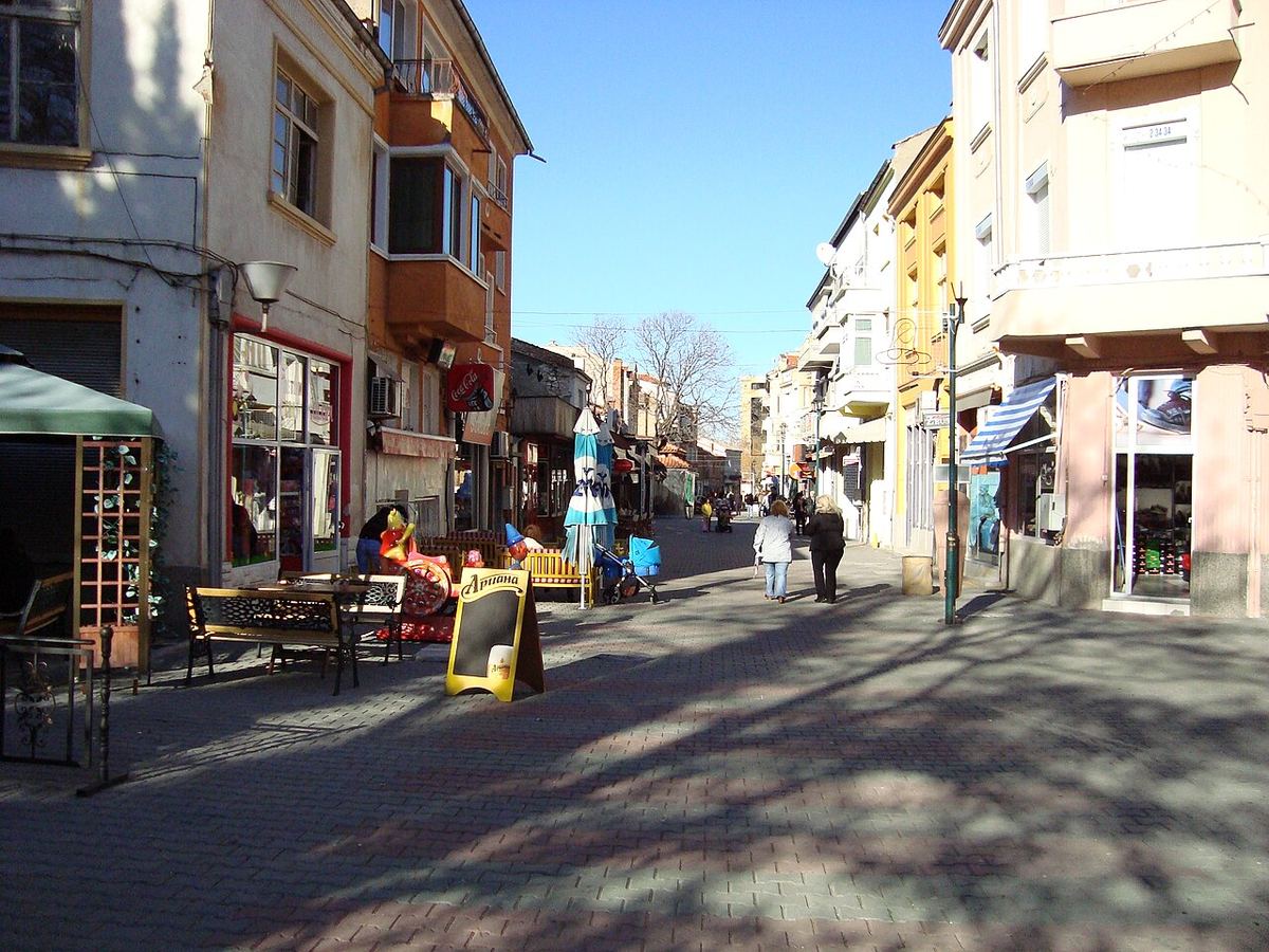 Пешеходна улица с кафенета в центъра на Асеновград