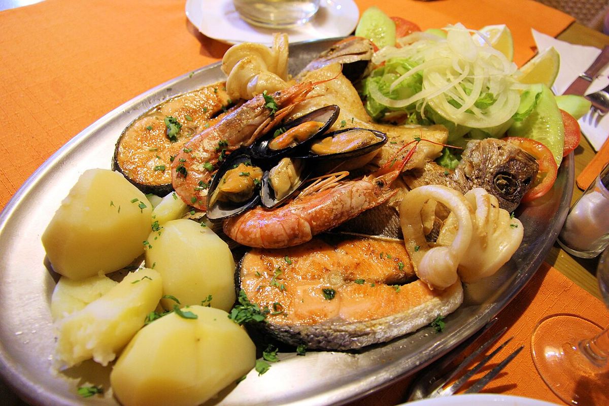 Плато с риба, скариди, миди и картофи