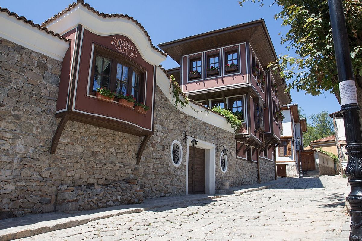Реставрирана възрожденска къща с еркер на калдъръмена улица в Пловдив