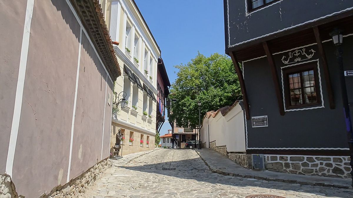 Тиха калдъръмена улица със стари къщи в Пловдив